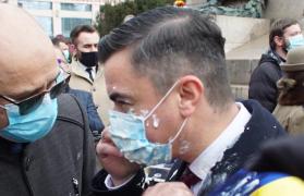 Primarul Mihai Chirica atacat cu iaurt de un protestatar, de Mica Unire, la Iaşi