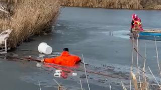 Momentul în care un copil de 14 ani este scos dintr-un lac din Mureș, unde căzuse și intrase sub gheață