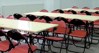 Primăria dintr-un sat maramureșean cu 800 de locuitori a cumpărat 500 de scaune pliante în starea de urgență, fără licitație