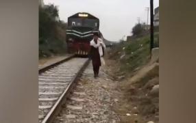 Blogger pakistanez ucis de tren, în timp ce filma pentru TikTok