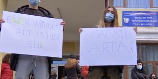 Zeci de profesori și elevi au protestat la un liceu din Gorj, supărați că inspectorii ar putea deființa o clasă