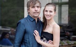 Doi milionari au zburat cu avionul privat într-un sat de indigeni pentru a fi vaccinați anti-COVID cu prioritate: "Să le fie ruşine"