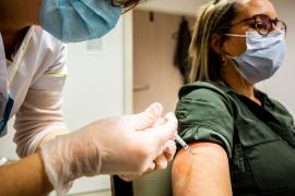 Românii s-au înghesuit în centrele de vaccinare, în ultima zi de imunizare înainte de marea reprogramare
