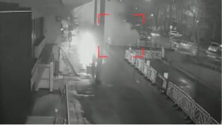 Capcană periculoasă pe șosea. La un pas de tragedie, după ce a căzut cu mașina în groapă