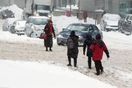 România, blocată de primul viscol: Drumuri închise, trenuri anulate