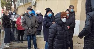 Probleme la vaccinarea anti-Covid, în judeţul Constanța. Zeci de persoane au stat ore bune în frig, în aşteptarea dozelor