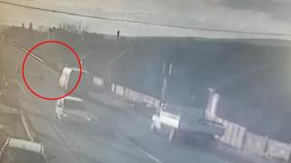 Un copil de 10 ani a murit, după ce a fost lovit de o autoutilitară în Bistriţa-Năsăud. Momentul a fost surprins de o cameră de supraveghere