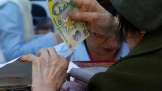 Românii, puşi să aleagă între pensie și salariul de la stat. Se fac primii paşi către pensionarea la 70 ani