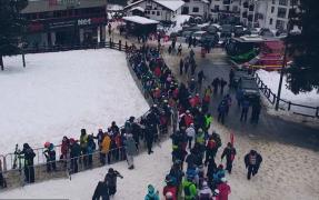 Vacanța a început la munte pentru sute de copii. După un semestru de școală online, cei mici s-au distrat pe pârtie