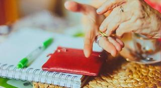 Bătrâni din Bistriţa-Năsăud, înşelaţi de indivizi care i-au lăsat fără cardurile sociale