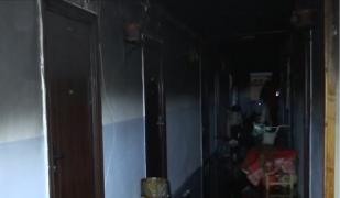 Incendiu puternic într-un cămin de nefamiliști din Brașov, o persoană a fost găsită carbonizată în cameră