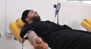 Preoții din Suceava, în frunte cu episcopul vicar Damaschin Dorneanul, au donat sânge:"Nu e nimic neobişnuit"