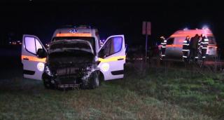 Două persoane rănite, după un accident în care au fost implicate o maşină şi o ambulanţă