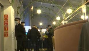 Poliţiştii au împărţit amenzi la petrecerile organizate în mai multe judeţe, pentru nerespectarea restricţiilor impuse din cauza pandemiei de coronavirus