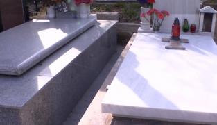 Răpus de COVID, înmormântat cu alai în Olt. Familia a plimbat sicriul pe uliţe, până la biserică