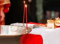 Un bebeluș a ajuns la Terapie Intensivă direct de la botez, după ce a fost scufundat în cristelniță, la Suceava. Bunica a dat alarma