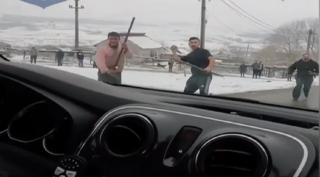 Polițiști atacați cu bâte și pietre, în Maramureș. Pentru că agresorii au fugit, oamenii legii au apelat la câini de urmă