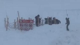 Ultima lună de iarnă a adus haos din cauza zăpezii și bătăi de cap pentru șoferi, în Harghita și Caraș-Severin