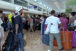 Mărturia unei românce blocate pe aeroportul din Cancun: "A fost ceva inuman. Ne-au îmbrâncit". Tânăra a fost și separată de soț