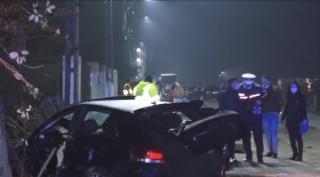 Șoferiță lovită cu pumnul și amenințată cu cuțitul. Agresorul i-a furat mașina cu care a și provocat un accident rutier grav