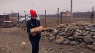 O copilă din Gorj și-a dorit lemne de ziua ei, să nu mai tremure de frig în casă, în loc de jucării sau dulciuri. Înlăcrimaţi, oamenii i-au umplut curtea cu lemne de foc