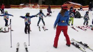 Vacanţă, zăpadă şi distracţie pentru copii, la munte. După câteva alunecări, cei mici prind curaj