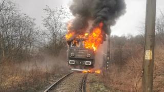 Locomotiva unui tren cu 40 de vagoane s-a făcut scrum pe calea ferată, după ce a luat foc din senin, în Caras-Severin