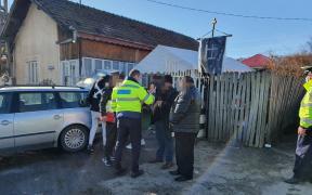 Priveghi oprit de poliţişti şi jandarmi, în Argeş. Cortul pentru pomană, pus la pământ de rudele mortului