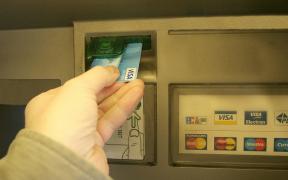 Cel mai uituc dintre ieşeni. Şi-a lăsat cardul în bancomat şi 5.000 de euro în fanta aparatului: "Cetăţeanul o luase la fugă"