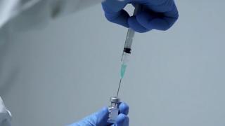 Reacții adverse grave după vaccinarea anti-Covid. Un medic din Vâlcea nu şi-a mai putut controla o parte a feţei, iar un rezident din Cluj a avut o pareză temporară