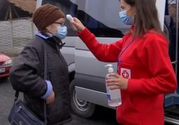 Bătrâni din Gorj, duși la vaccin cu microbuzul primăriei. Aleșii locali şi-au donat indemnizațiile pentru acest demers