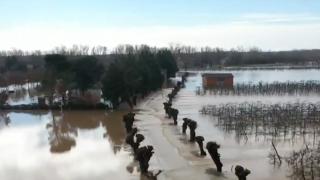 Zăpada şi inundaţiile au afectat puternic Europa şi America. 300 de zboruri au fost anulate la Chicago