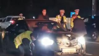 Tinere spulberate pe trecerea de pietoni, în comuna buzoiană Costeşti. Şoferul circula cu viteză şi nu le-a văzut