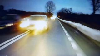 Depăşire periculoasă pe un drum din Tulcea. Un şofer inconştient a fost la un pas de tragedie