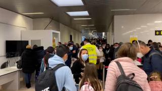 Aglomerație pe Aeroportul Otopeni. Oamenii stau la coadă la triajul epidemiologic