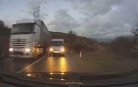 Depășire criminală în Bistrița, reacție salvatoare a unui șofer. O pasageră poate fi auzită cum începe să se roage: "Doamne, Dumnezeule"