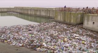 Barajul de la Drăgăneşti arată ca o groapă de gunoi plutitoare. Peisajul dezolant nu-i supără pe pescari: ”Noi nu bem sucul din sticlă?”