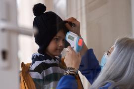 S-au redeschis școlile. Regulile stabilite în birourile din ministere, aproape imposibil de aplicat în viața reală