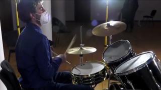 Un artist sibian oferă lecţii gratuite de muzică pentru medicii şi asistentele din spitale