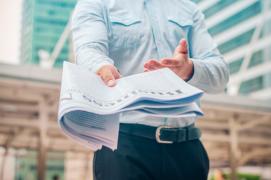 Focșănean săltat de polițiști în timp ce împărțea reviste cu informații false despre vaccinarea Covid