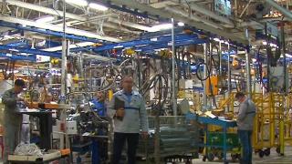 Uzina de la Mioveni, trasă pe dreapta din lipsă de piese. Peste 12.000 de angajaţi au rămas în şomaj tehnic