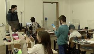 Școala offline continuă cu probleme: cozi, multă aglomeraţie şi îngrijorarea părinţilor