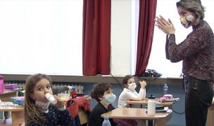 Învățători nevoiți să facă poliție sanitară cu cei mici, din cauza COVID: "Putem să ieşim la toaletă doar la și 20! Masca!"