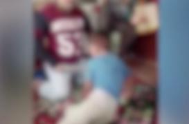 Noi imagini cu recidivistul din Suceava care își snopea copilul în bătaie cu un lemn, în timp ce mama fuma pe scaun, paralizată de frică