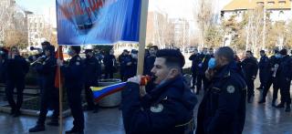 Polițiștii și grefierii protestează iarăși în stradă, în fața Prefecturii Brăila