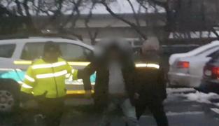 Bărbatul din Suceava care şi-a bătut copilul cu o bucată de lemn, lăsat sub control judiciar