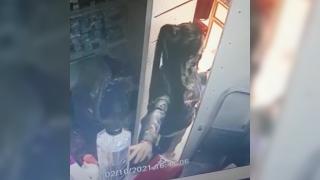 Vânzătoare din București, furată de telefon în doar câteva minute de doi hoți "profesioniști"