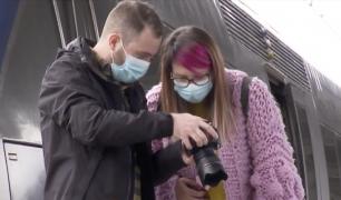 Un fotograf spune povestea celor 100 de portrete din gară sau cum sinceritatea experienţelor a închegat prietenii