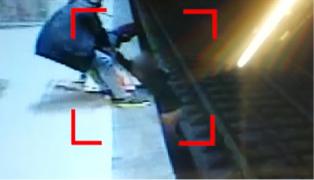Mărturia eroilor fetei care s-a aruncat pe şine, la metrou: "S-a răzgândit că ne-a văzut acolo"