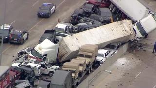 Peste 100 de maşini făcute praf, 6 morţi şi 65 de răniţi, după un carambol de proporții, pe o autostradă din Texas